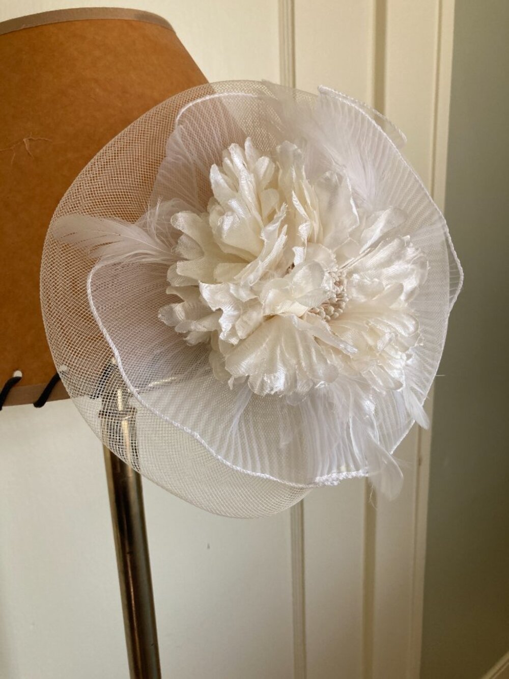 White Feather & Tulle Fascinator Headpiece • Wedding Hair Clip Hat • Garden Part